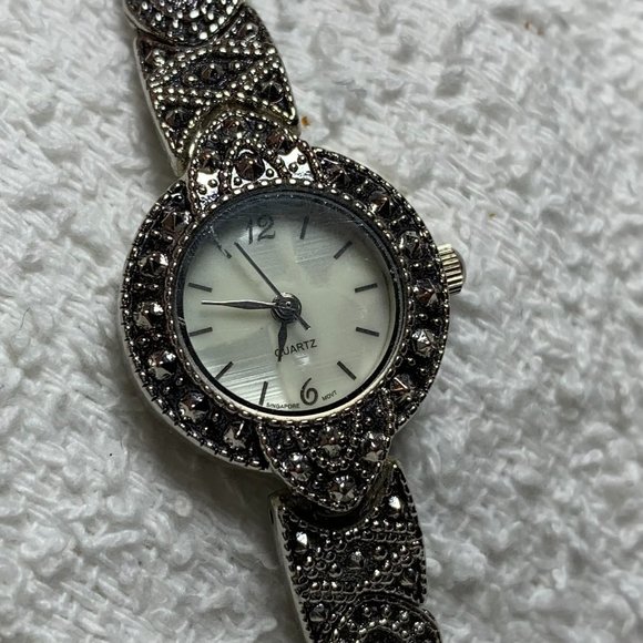 AVON Vintage 7" Antiqued Silvertone Bracelet & Watch Set. (447) - Picture 9 of 10